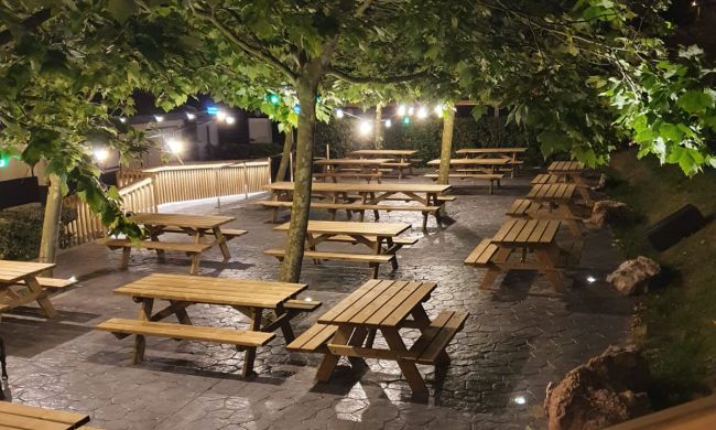 Mesas picnic exterior noche